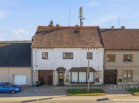 Dům se šikmou střechou, světlá fasáda, východová okna, parkování před domem, klidná lokalita. | Prodej - dům/vila, 187 m²