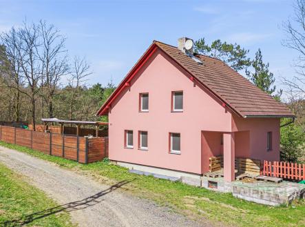 Rodinný dům s novou fasádou, dřevěné oplocení, klidná lokalita v přírodě, udržovaná zahrada. | Prodej - dům/vila, 144 m²