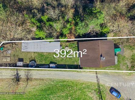 Letecký pohled na pozemek o rozloze 392 m² s rodinným domem a zahradou, obklopený přírodou, vhodný pro rekreační nebo trvalé bydlení. | Prodej - dům/vila, 144 m²