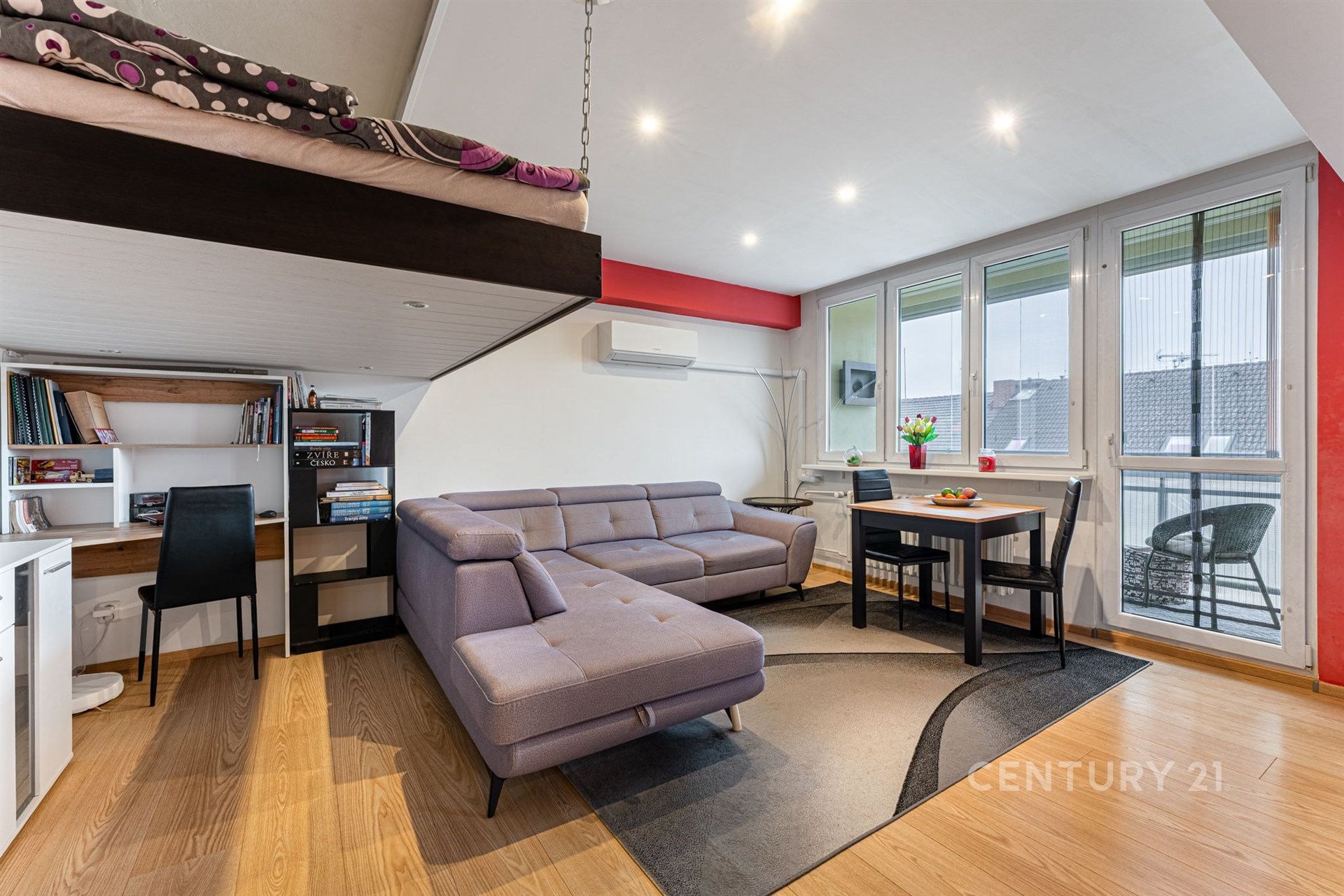 Moderní obývací pokoj s parketovou podlahou, velká okna, světlý interiér, vestavěná pracovna a pohodlná sedací souprava.