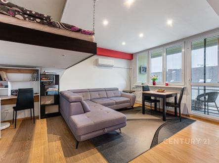 Moderní obývací pokoj s parketovou podlahou, velká okna, světlý interiér, vestavěná pracovna a pohodlná sedací souprava. | Prodej bytu, 2+1, 56 m²