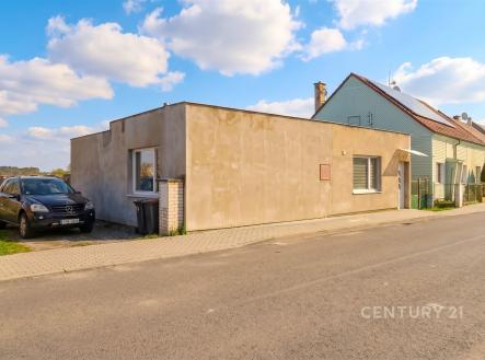 Přízemní rodinný dům s plochou střechou, moderní fasáda, klidná lokalita, blízkost přírody, nové omítky, osobní parkovací místo. | Prodej - dům/vila, 65 m²