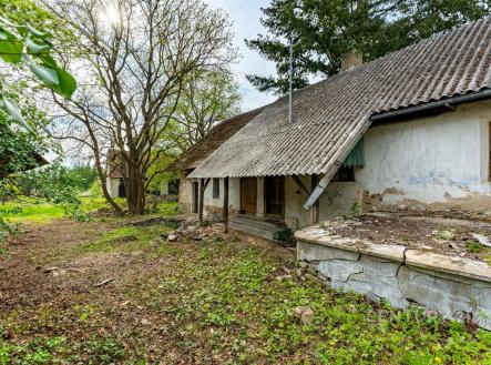 Starý venkovský dům s kamennou zdí a sedlovou střechou, obklopený zahradou, ideální pro rekonstrukci a přeměnu na moderní domov. | Prodej - zemědělský objekt, 3 279 m²