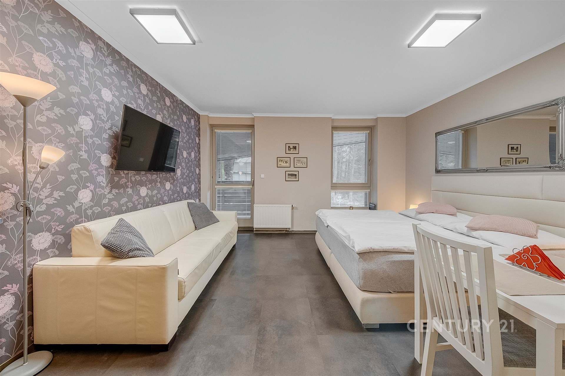 Prostorná ložnice s moderními prvky, parketová podlaha, velká okna, elegantní tapety na zdi, vybavená světlem a pohodlným nábytkem.