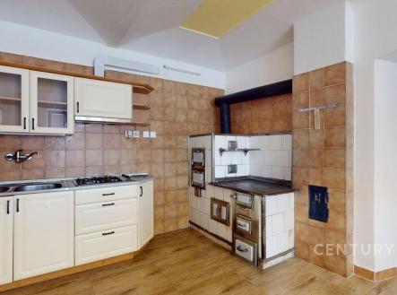 Kuchyň s dlažbou a vestavěnými skříněmi, tradiční krbová kamna, světlý interiér | Prodej - dům/vila, 245 m²