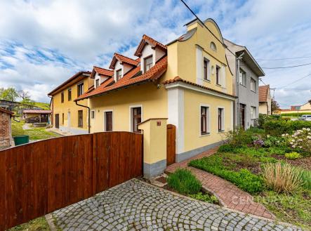 Rodinný dům s červenou střechou a žlutou fasádou, kamenná příjezdová cesta, udržovaná zahrada, klidná rezidenční oblast | Prodej - dům/vila, 245 m²