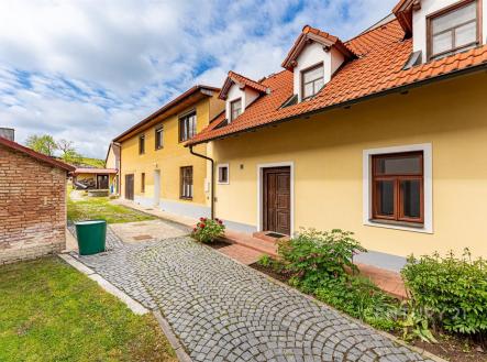 Dvoupatrový rodinný dům s červenou střešní krytinou, kvalitní omítka a dlážděná příjezdová cesta, okolní upravená zahrada nabízí klidné prostředí | Prodej - dům/vila, 245 m²