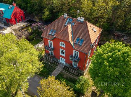 Červená vila s klasickou fasádou, novou střechou a terasou, obklopená zelení, nabízí klidné bydlení v soukromí blízkosti lesa. | Prodej bytu, 1+kk, 37 m²