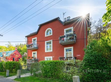 Zrekonstruovaný cihlový dům se zahradou, moderní fasáda, balkony, okna s bílými rámy, klidná lokalita, ideální investice do bydlení | Prodej bytu, 1+kk, 37 m²