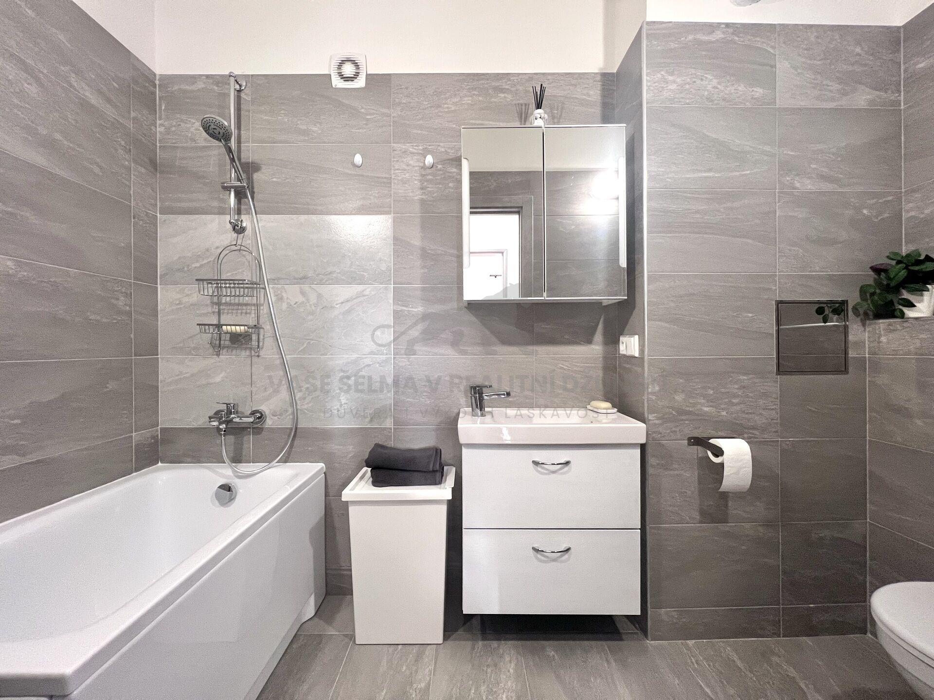 Pronájem slunného bytu 2+1 po reko (56m2), v činžovní vile v zahradní čtvrti - v zeleni a klidu.