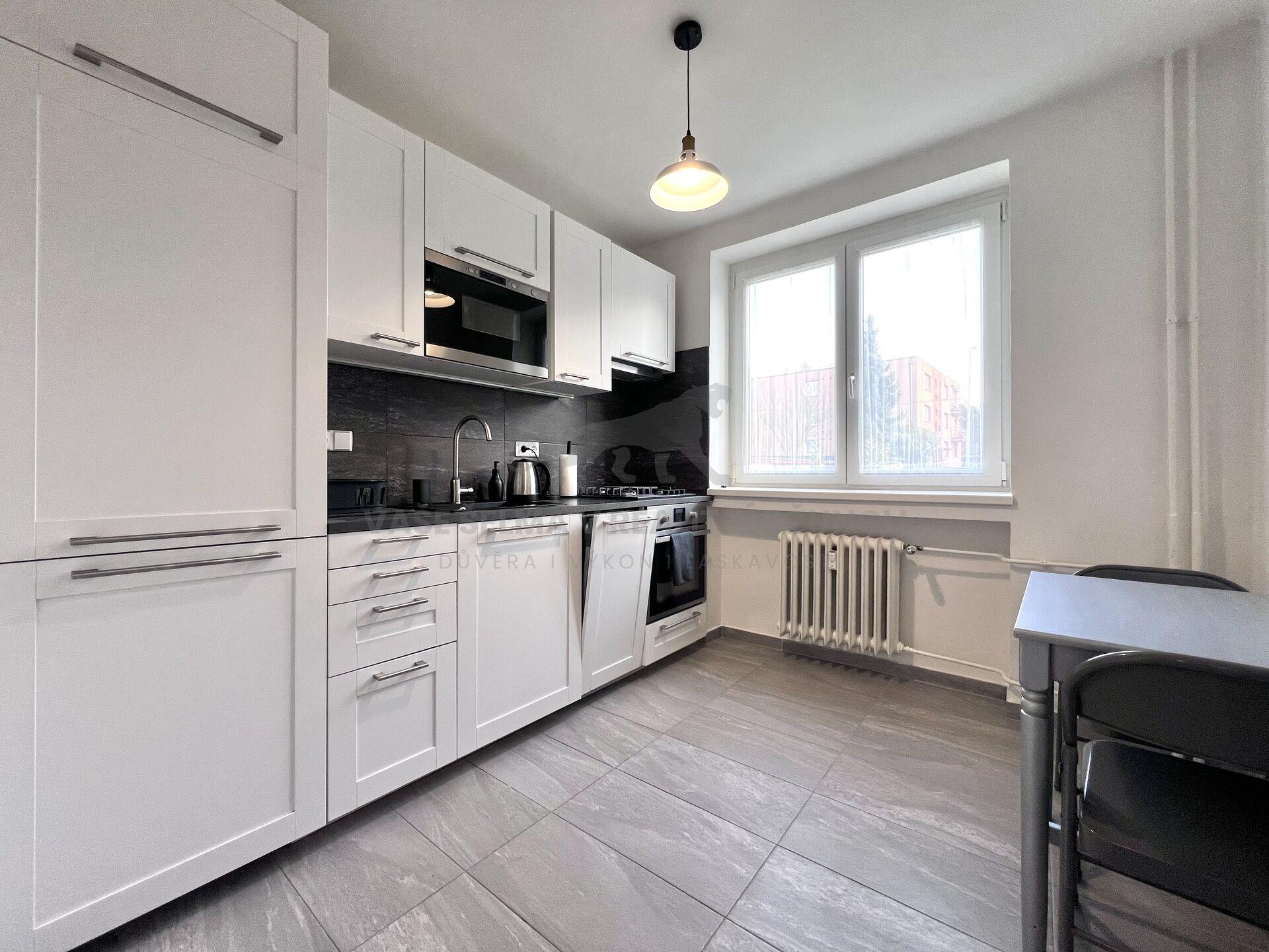 Pronájem slunného bytu 2+1 po reko (56m2), v činžovní vile v zahradní čtvrti - v zeleni a klidu.