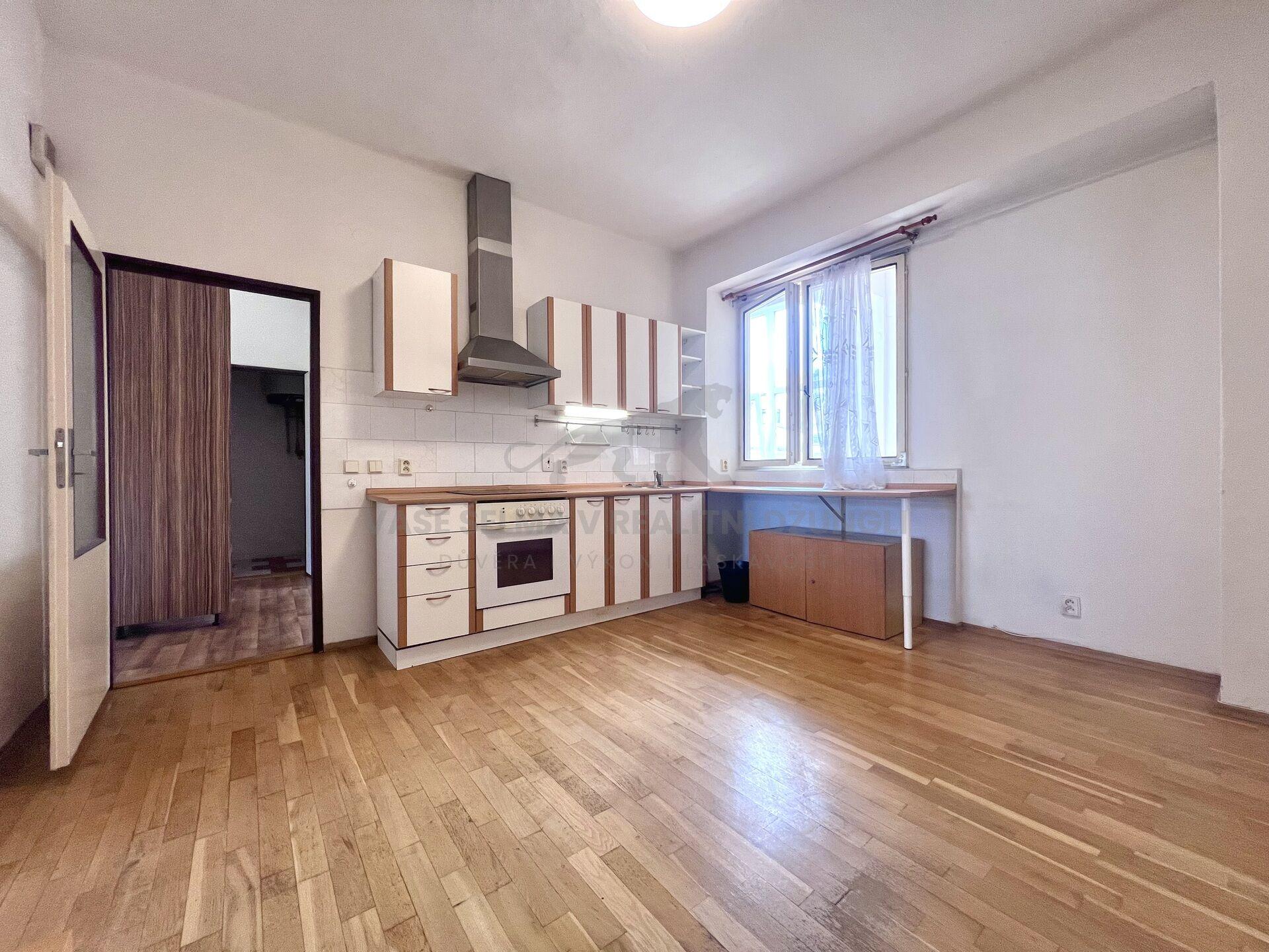 Starší byt 3+kk (72m2) se soukromou zasklenou Pavlačí (Žižkov)
