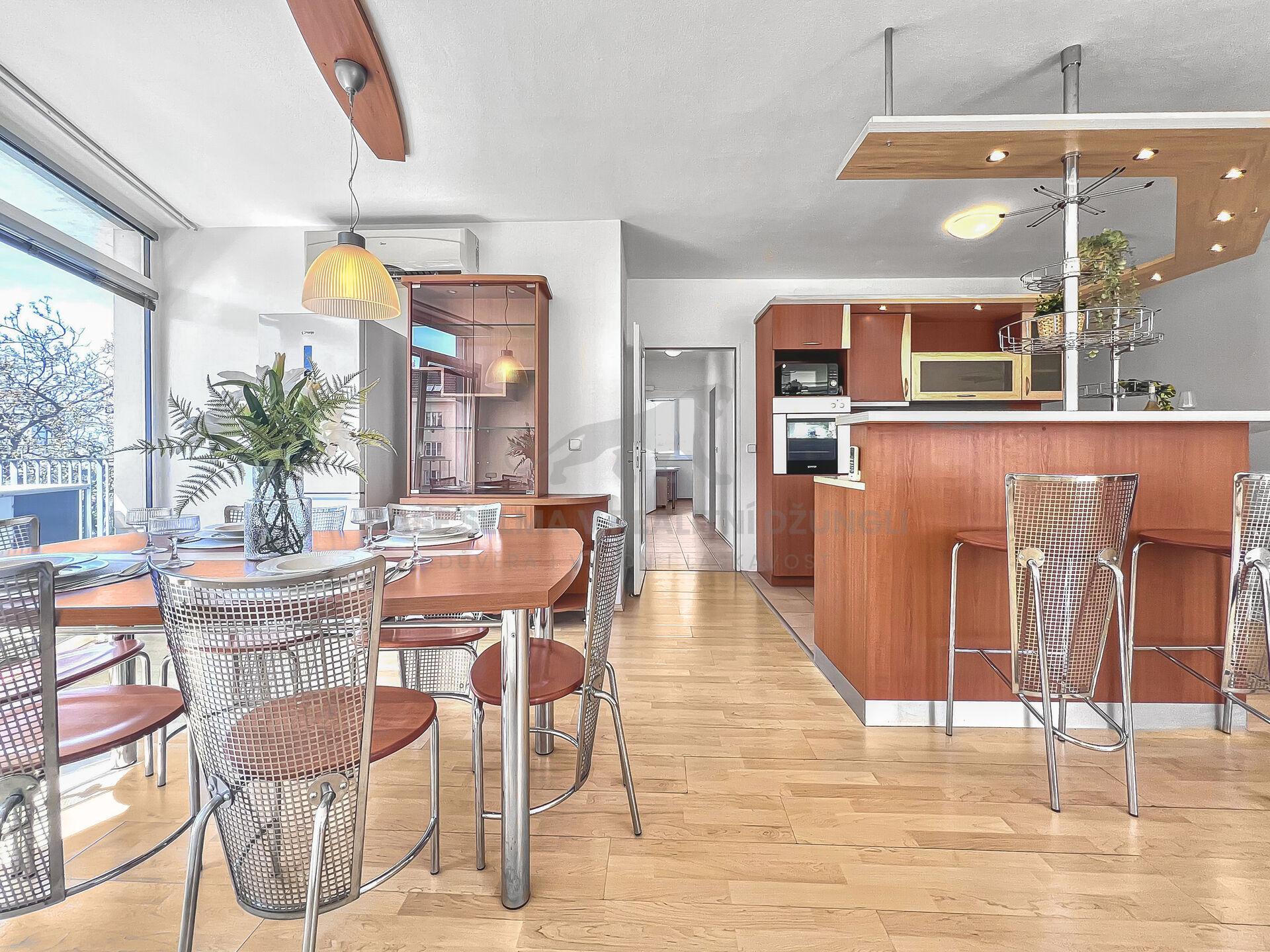 Prostorné 4+kk s 116m2 s balkónem, parkovacím stáním a střešní terasou
