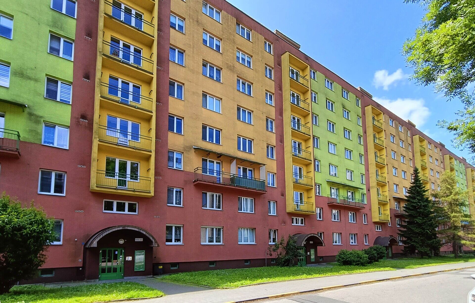 Nabízíme k podnájmu byt 3+1 s dvěma balkony v 8. patře, 69 m² – ulice Kosmonautů, Havířov - Podlesí