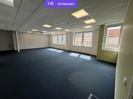 Pronájem - kanceláře, 379 m²