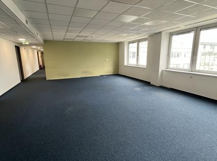 Pronájem - kanceláře, 379 m²