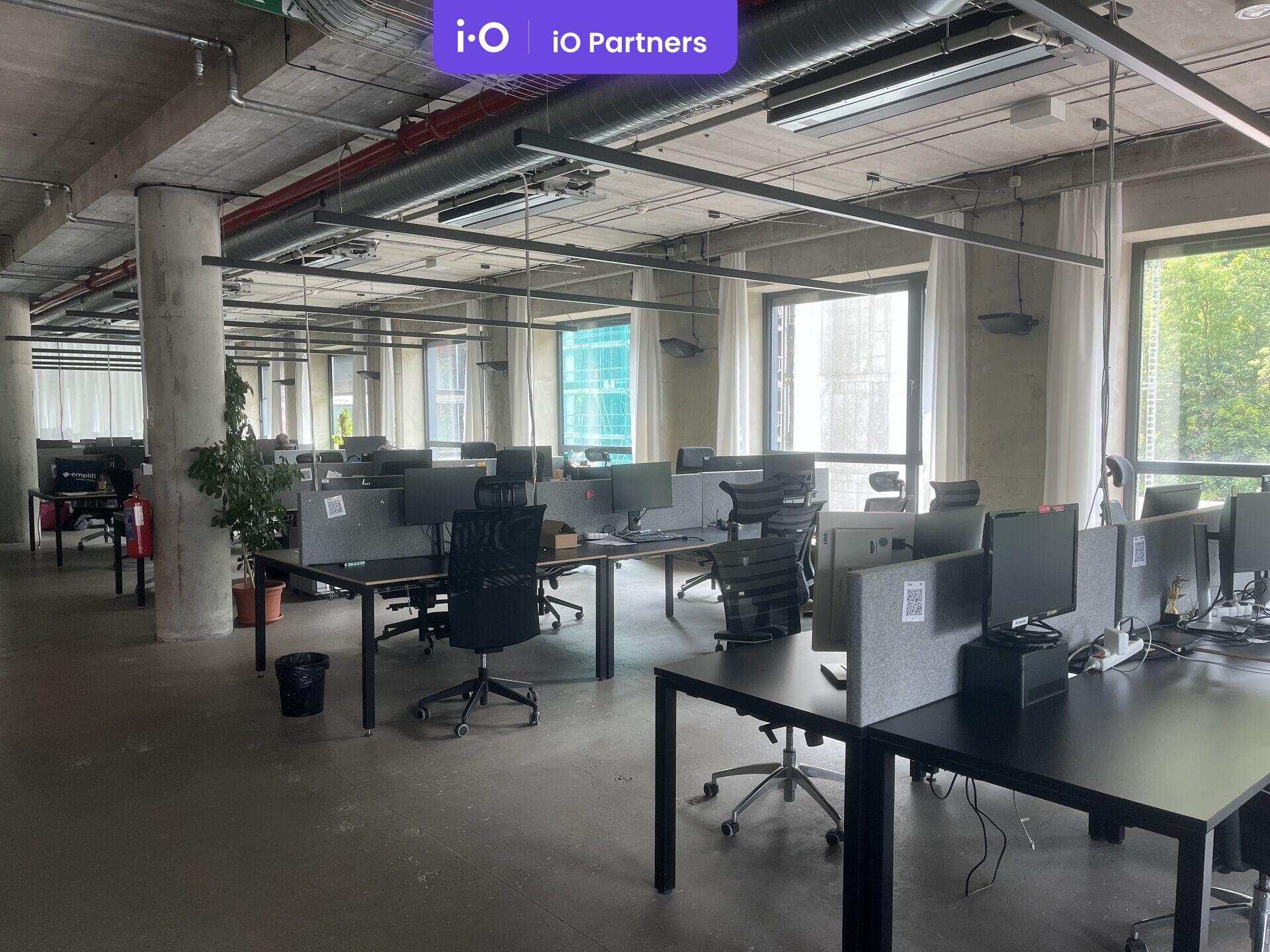 Podnájem/postoupení exkluzivních kancelářských prostor v Karlíně - 1797 m²