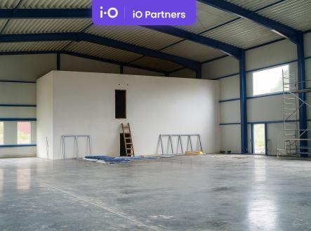 Pronájem - skladovací prostor, 492 m²