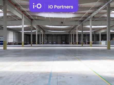Moderní hala disponuje kromě sprinklerů, EPS a EZP také světlíky. | Pronájem - skladovací prostor, 9 786 m²