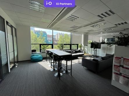 Pronájem - kanceláře, 466 m²