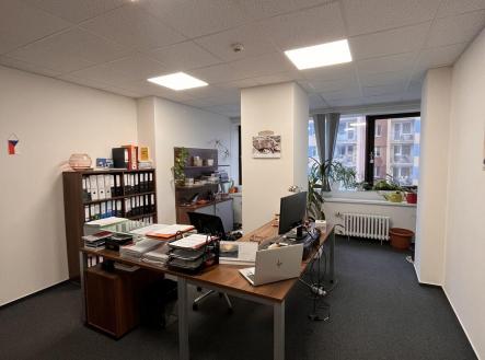 Pronájem - kanceláře, 1 251 m²