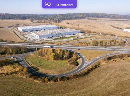 Prostory se nacházejí na sjezdu dálnice D5 | Pronájem - skladovací prostor
