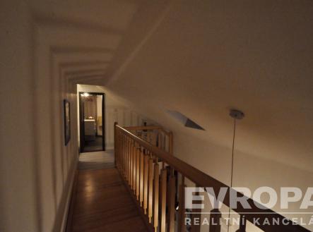 hala-chodba s dřevěná podlaha | Prodej - dům/vila, 316 m²