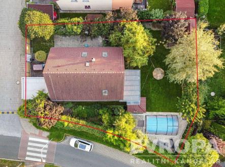 rohový dům s bazénem a zahradou | Prodej - dům/vila, 200 m²