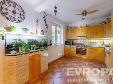 kuchyně s trouba, mikrovlnná trouba, stropní větrák, přirozené světlo, a kachličková podlaha | Prodej - dům/vila, 200 m²
