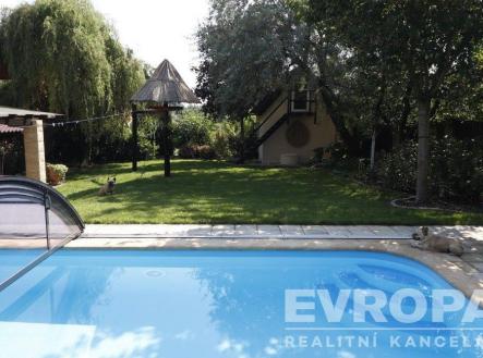 bazén a zahrada | Prodej - dům/vila, 200 m²