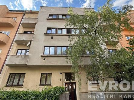 Fasáda bytového domu s velkými okny a rekonstruovanou omítkou, nachází se na klidné ulici. | Pronájem bytu, 1+kk, 25 m²