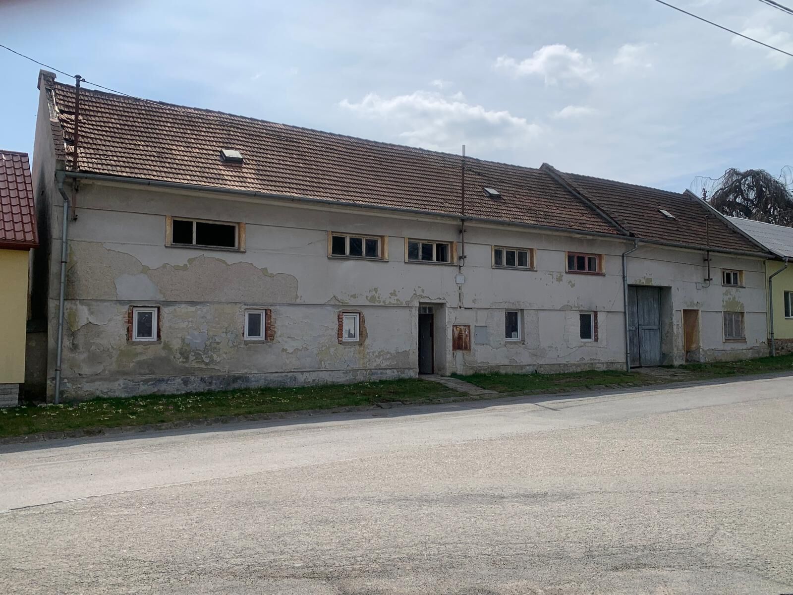 Prodej rodinného domu 6+kk s hospodářskými budovami v obci Chudobín u Litovle