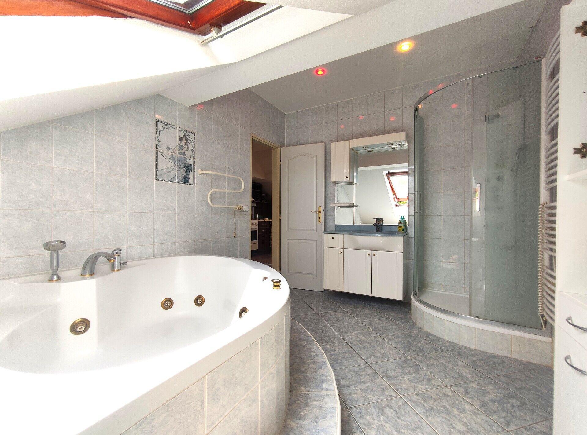 Pronájem bytu 3+1, 160m2, s klimatizací a parkováním, Ostrava-Mar. Hory