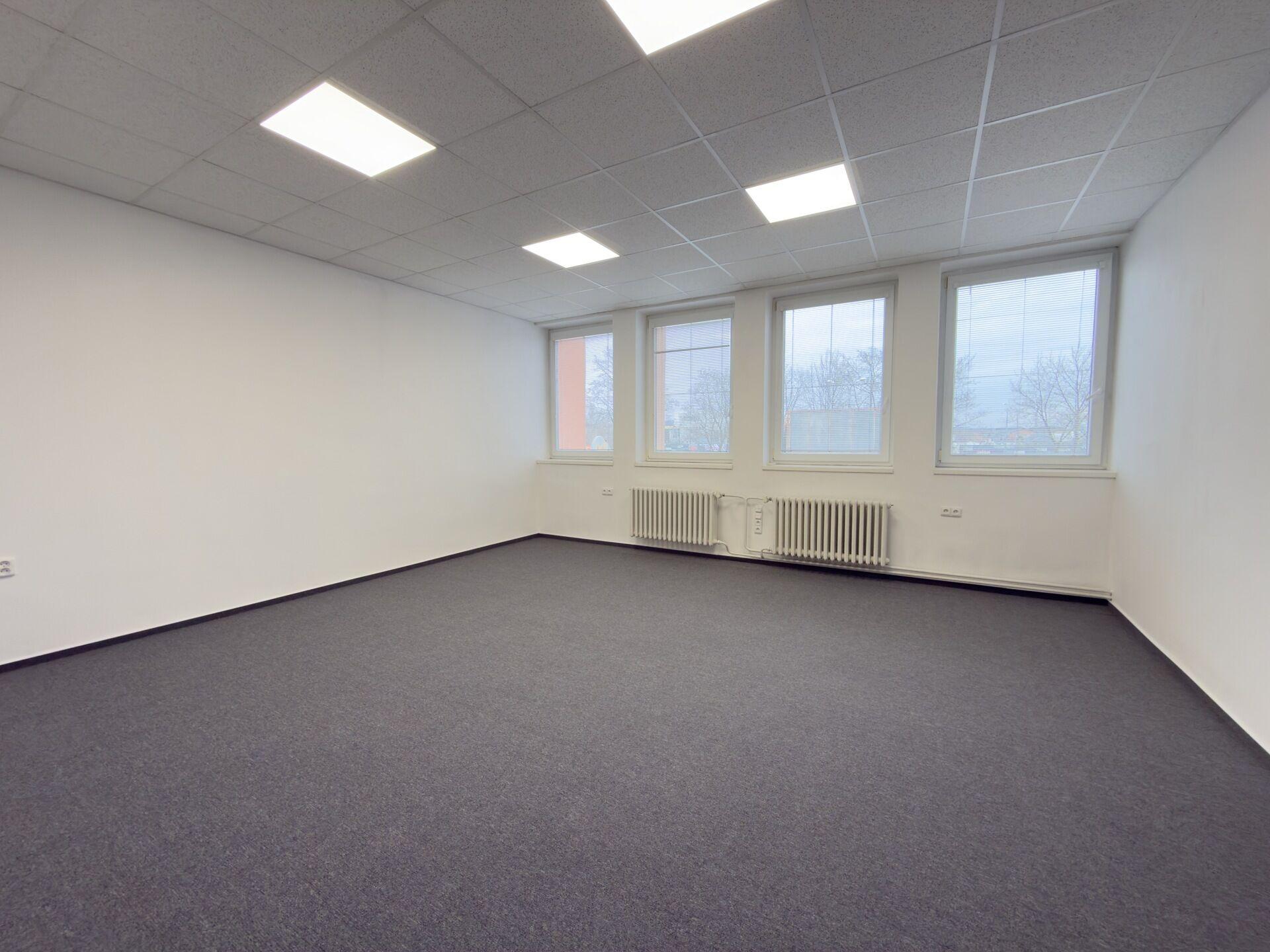 pronájem kanceláří 29 m², s klimatizací a parkováním, blízko centra a MHD