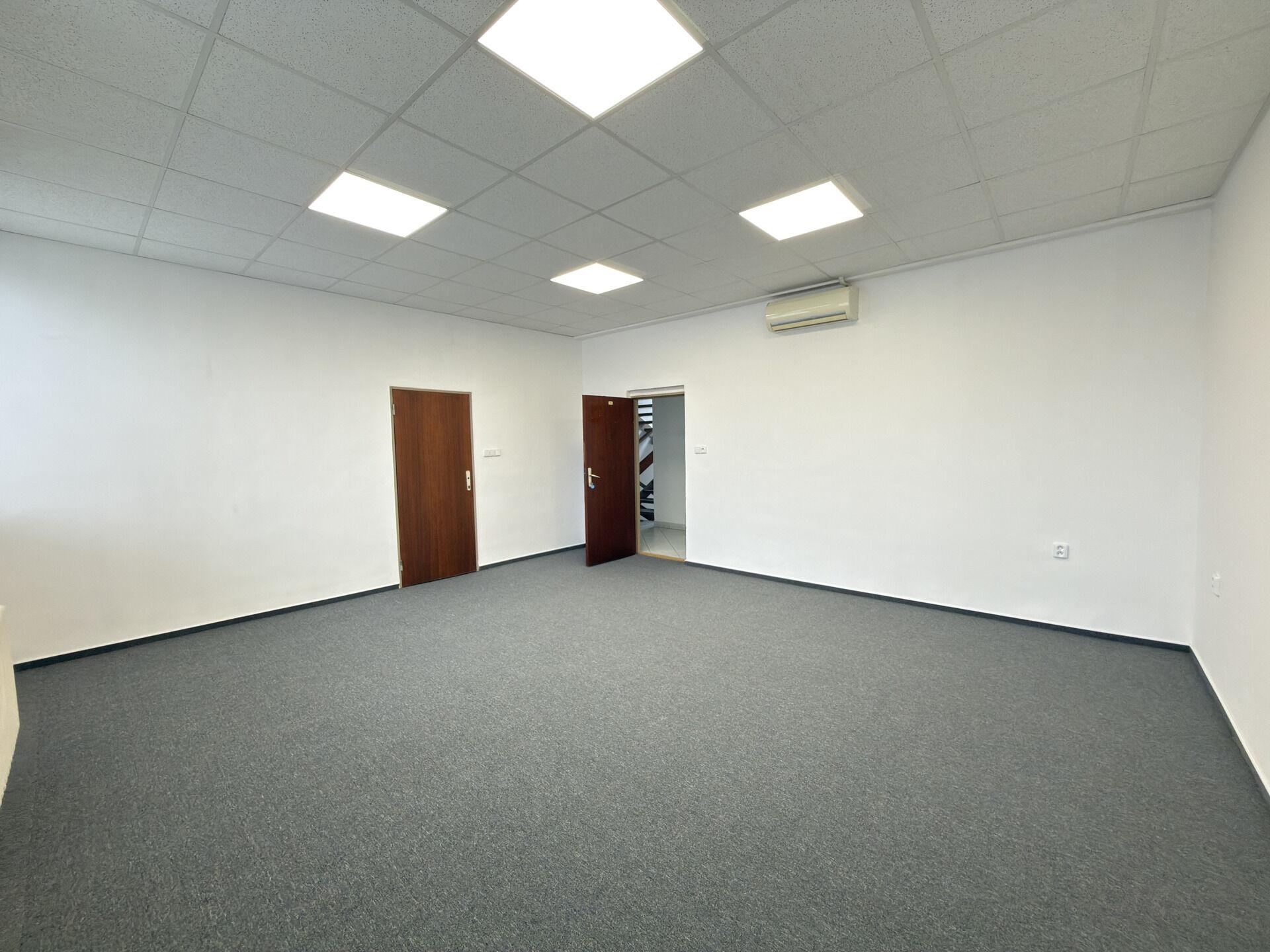pronájem kanceláří 29 m², s klimatizací a parkováním, blízko centra a MHD