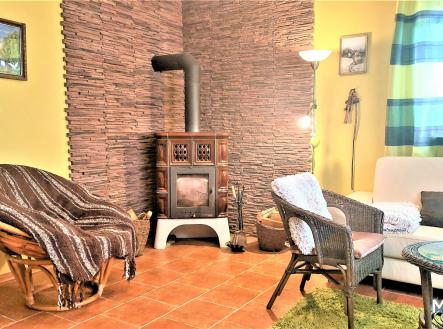 Obývací pokoj s krbovými kamny | Prodej - dům/vila, 57 m²