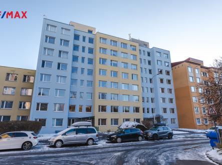 POHLED NA BYTOVÝ DŮM Z ULICE KŘIVENICKÁ | Pronájem bytu, 3+kk, 80 m²