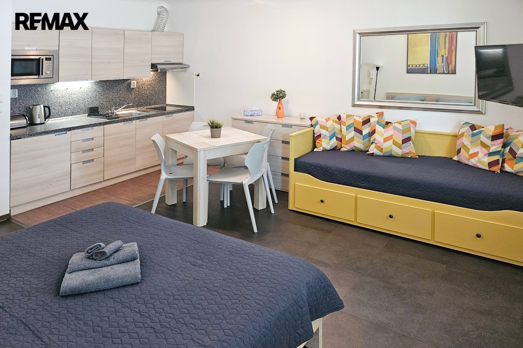 obývací pokoj s kuchyňským koutem