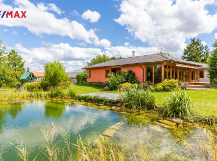 pohled ze zahrady s jezírkem | Prodej - dům/vila, 290 m²