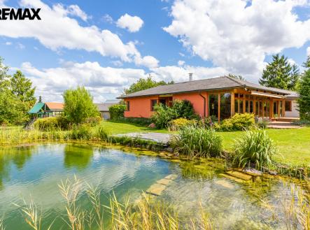 pohled ze zahrady s jezírkem | Prodej - dům/vila, 290 m²