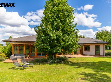 boční pohled s terasou | Prodej - dům/vila, 290 m²