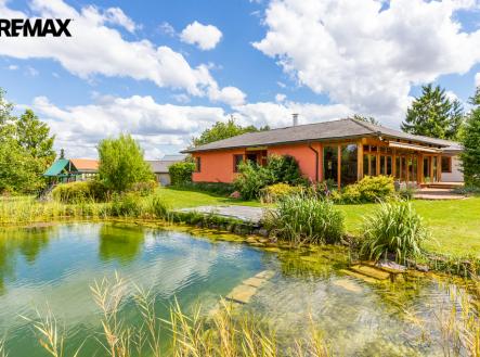 pohled ze zahrady s jezírkem | Prodej - dům/vila, 290 m²