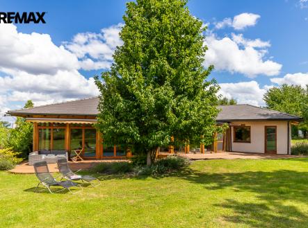 boční pohled s terasou | Prodej - dům/vila, 290 m²