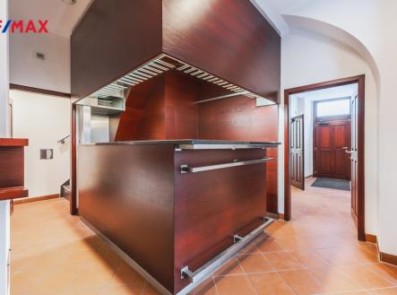 PŘÍZEMÍ BAR - RECEPCE | Pronájem - obchodní prostor, 350 m²