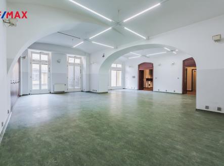 PŘÍZEMÍ HALA | Pronájem - obchodní prostor, 350 m²