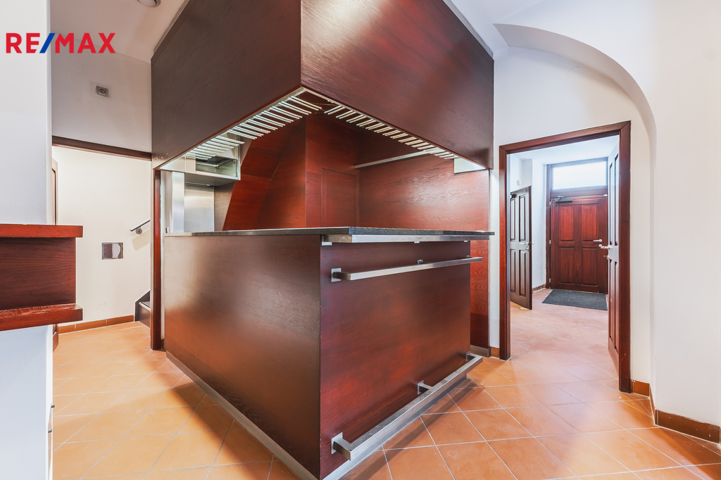 PŘÍZEMÍ BAR - RECEPCE