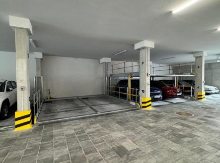Parkovací místo na zakladačích | Pronájem - malý objekt/garáž