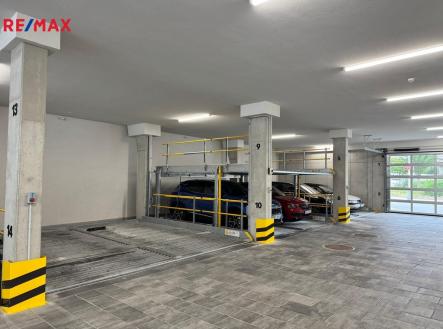 Parkovací místo na zakladačích | Pronájem - malý objekt/garáž