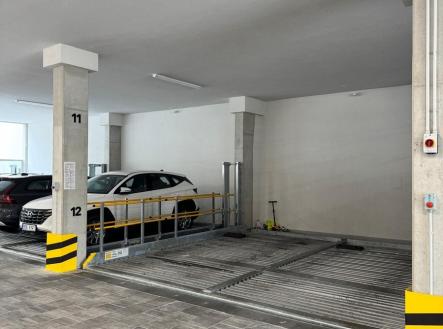 Parkovací místo na zakladačích | Pronájem - malý objekt/garáž