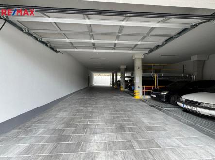 Parkovací místo na zakladačích | Pronájem - malý objekt/garáž